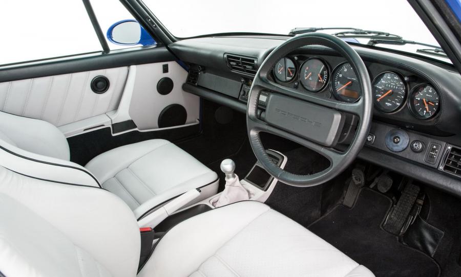Интерьер Porsche 911 Turbo 3.6 Coupe 1992 года  (UK) (фото 16 из 40)